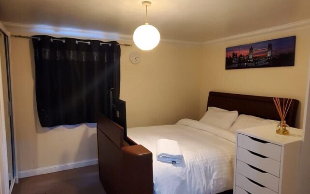 Lovely 2 Bed Flat-apt in East London- Nice Estate