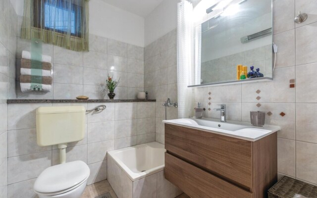 Beautiful Home in Vinisce With Wifi and 4 Bedrooms