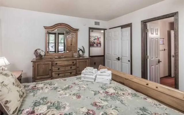 Harper Haus - Four Bedroom Cabin with Hot Tub