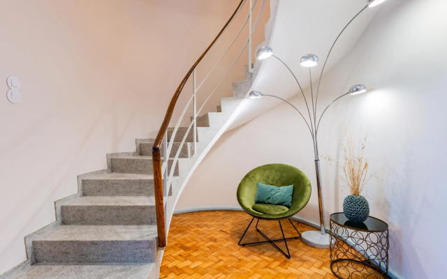 UNIQUE Modernist Duplex apartment & PARKING