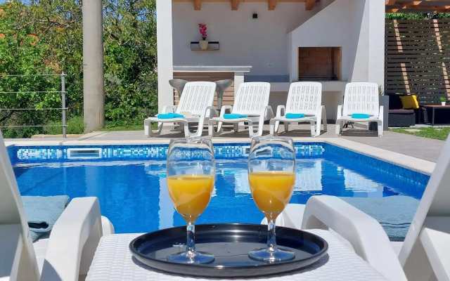 Villa Amoena with pool and sauna near Novigrad