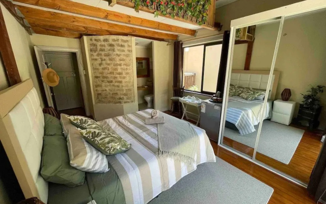 Room-living In Mountain Views Camps Bay