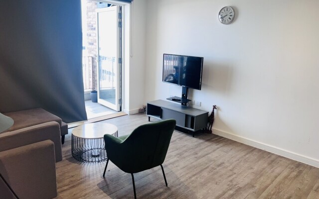 Lovely 1-bedroom With Private Balcony Near Barking