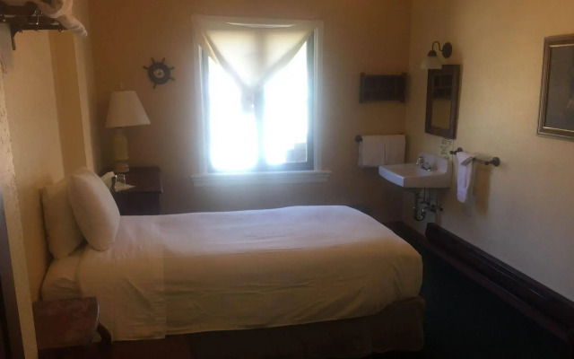College Inn Hotel