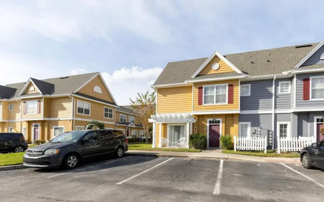 Amazing Family Townhouse Minutes From the Parks