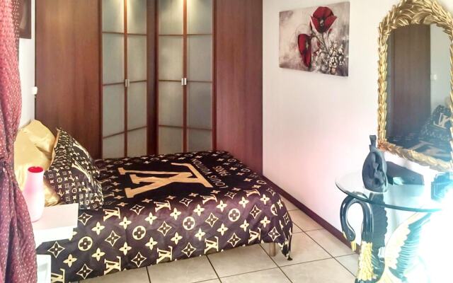 Studio in Tremblay-en-france, With Enclosed Garden and Wifi