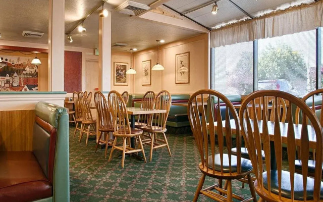 Econo Lodge Inn & Suites