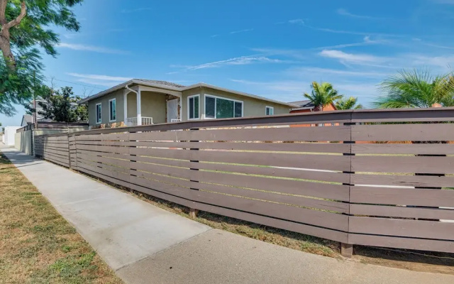4 Mi to Sofi Stadium, Fenced Yard: Modern Retreat!
