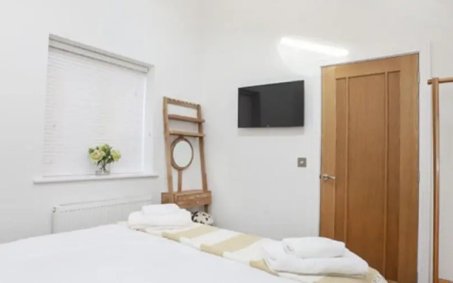 Whitehouse Apartments- Apartment B