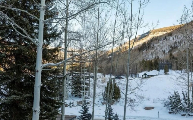 Northwoods Luxury Condo Close to Chairlift by RedAwning