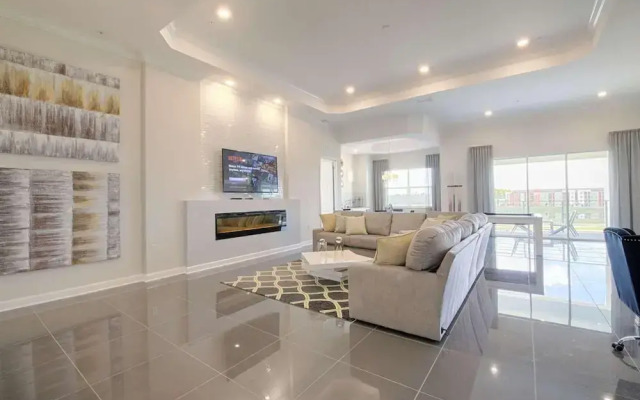 4721 Storey Lake