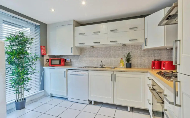 Central Big House | Large Group House | 4 Bedrooms 3 Bathrooms | Roof Terrace | City Centre
