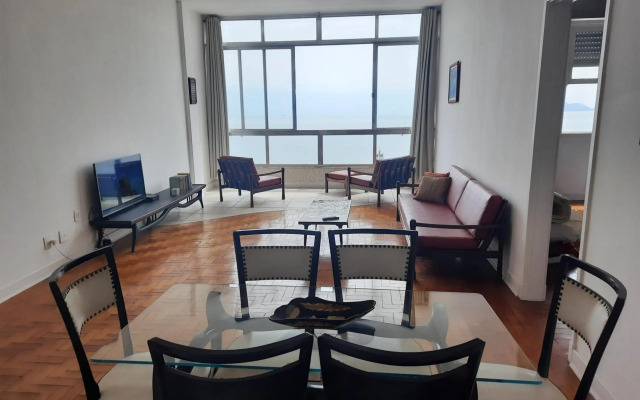 Apartamento amplo e charmoso, frente ao mar.