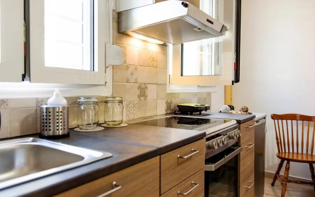 Renovated one bedroom flat in Kerameikos with courtyard by bnbPLUS