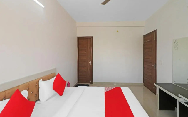 OYO 87366 Hotel Safari Inn