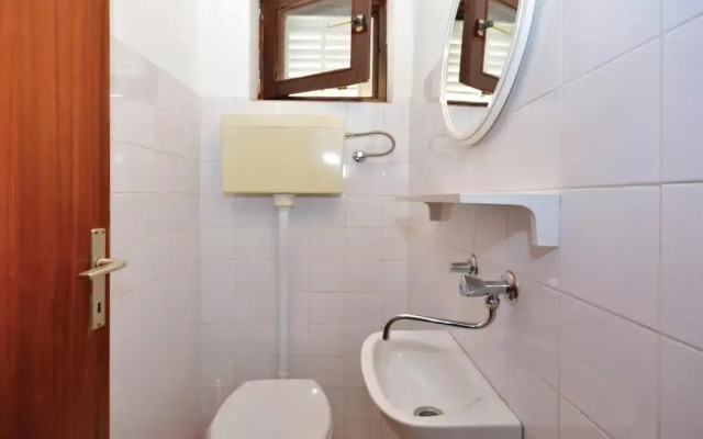 Stunning Home in Jelsa With Wifi and 2 Bedrooms