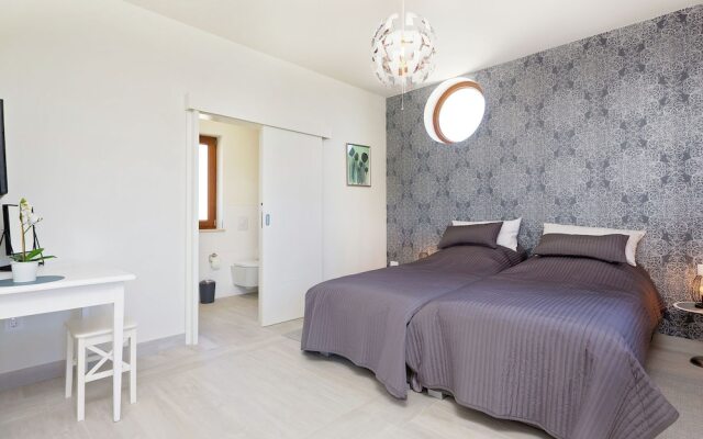 Seaside Villa With Swimming Pool in Funtana