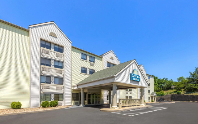 Days Inn & Suites by Wyndham Kansas City South