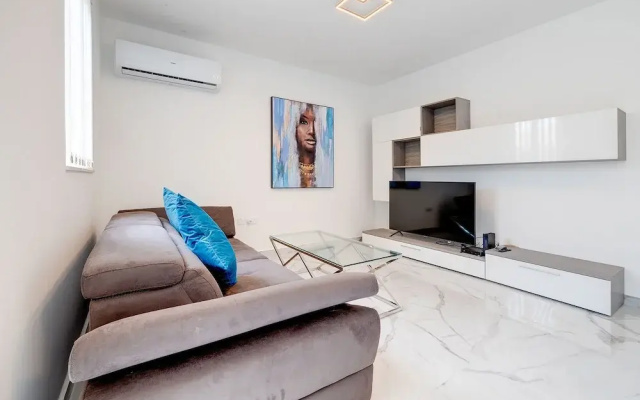 Stylish 2BR Apartment in Central St Julians