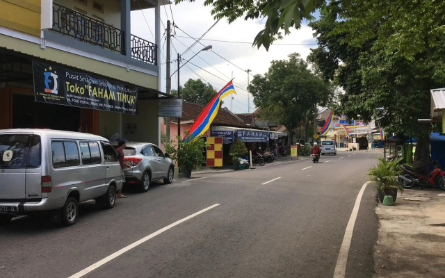 Hotel Alami near Alun-Alun Klaten by ZUZU