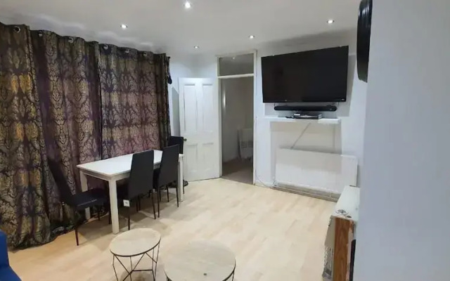 Room in Guest Room - Cozy Single Room in Leicester