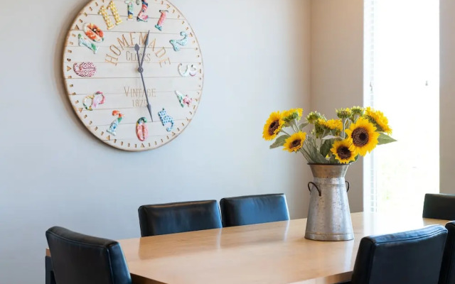 Sunshine Serendipity 4 Bedroom Apts by RedAwning