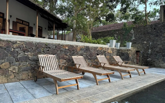 3-bedroom Lakeside Villa With Pool in Ahangama