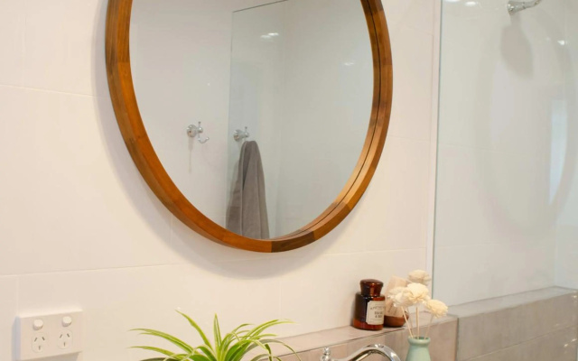 Mary Lemon Cottage – Bathroom – Orange