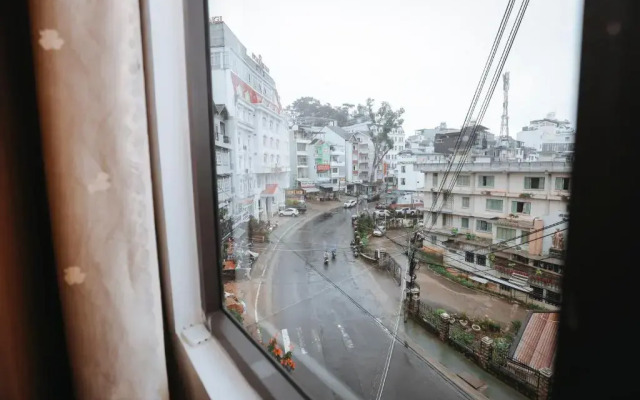 Vn Nhi MTV Hotel