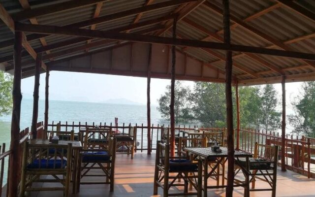 Chomlay Room & Restaurant