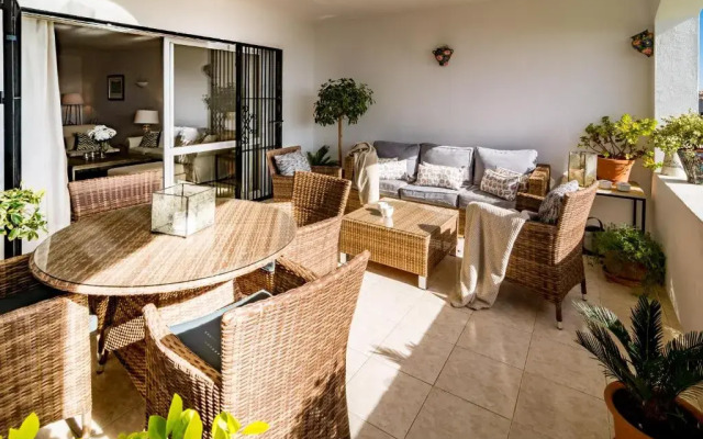 MA - Elegant Apartment with Sea views