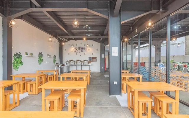 RedDoorz Premium @ Hotel Hebat