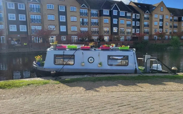 Charming Baby Narrowboat Apsley Marina