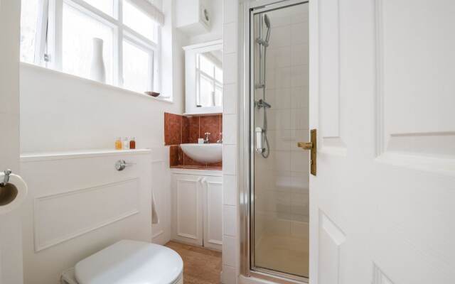 Classic Belgravia Home by Victoria Station by Underthedoormat