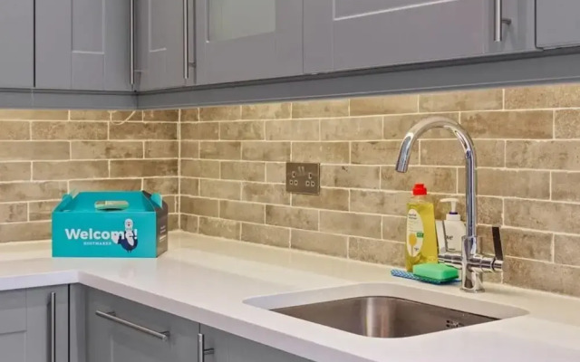 Contemporary 2bed&bath Apt W/patio in North London