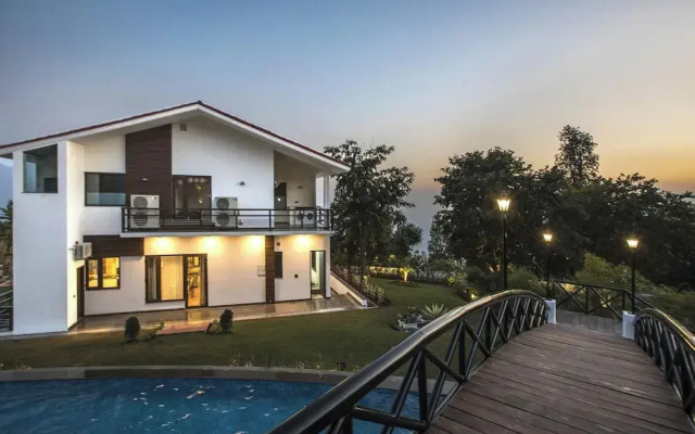 An Extravagant Pushp Villa Overlooking the Ganges