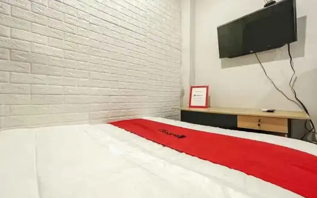 RedDoorz near Siloam Hospital Mataram