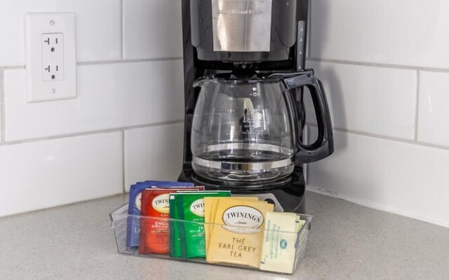 2BR Apt With Netflix - Close to Shopping Parks