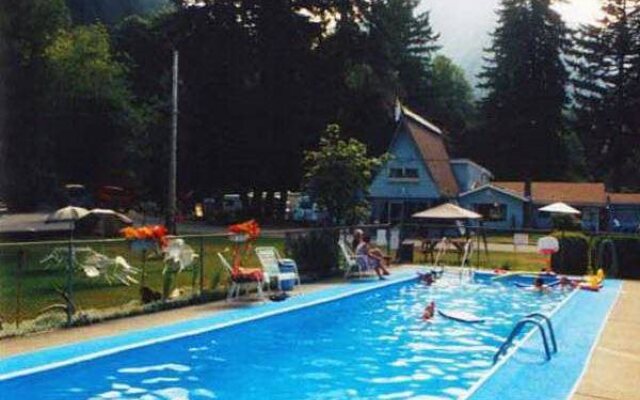 Holiday Motel & RV Resort