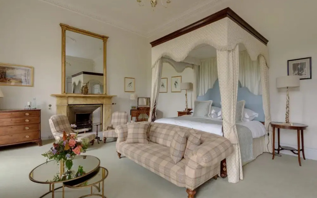 JOIVY Gilmerton House - Historic Scottish Mansion