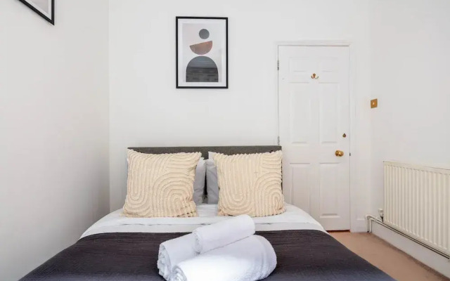 Stylish 3BR 2BA in Mayfair by Hyde Park