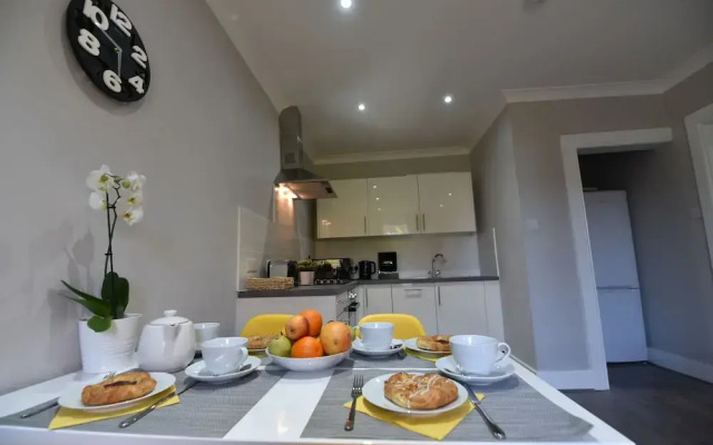 First - Meadowbank House Apartment