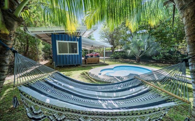 Playa Potrero - Cute Modern Containerhome w Pool for 2 People