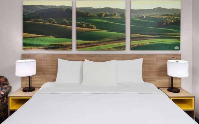 Days Inn & Suites by Wyndham Sellersburg
