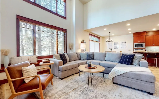 Timbers 15 Private Hot Tub, 2 Car Garage, Washer Dryer, Large Townhouse by RedAwning