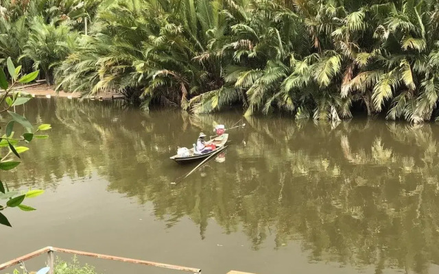 Floating Island Seafood & Resort
