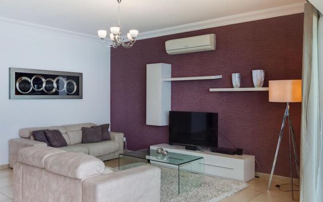 Seaview 3BR Apart inc Pool, Fort Cambridge Sliema