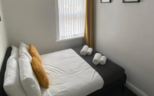 House - Sleeps 6 - Pet Friendly - Parking