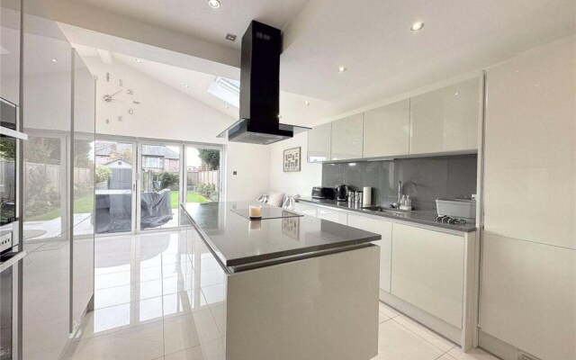 Impeccable 4-bed House in Liverpool