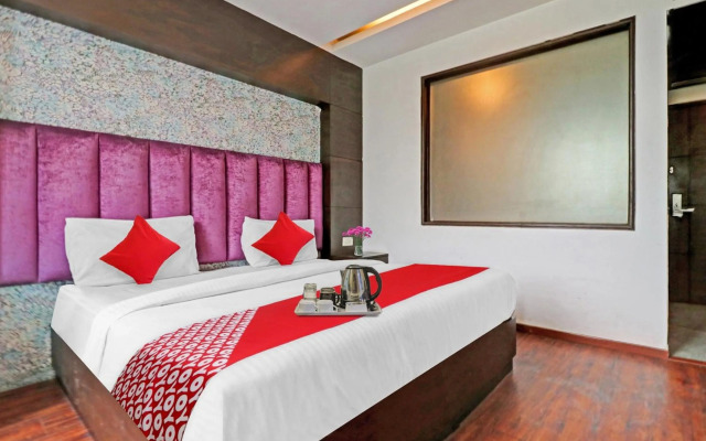 OYO 90654 Hotel Grand Luxury